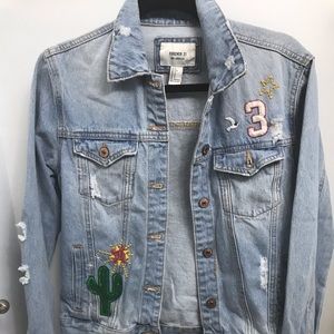 2/20$ Forever 21 denim jacket with character🌸
